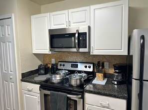 Refrigerador, microondas, horno, placa de cocina
