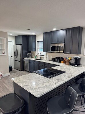 Kjøleskap, mikrobølgeovn, ovn og kokeplater