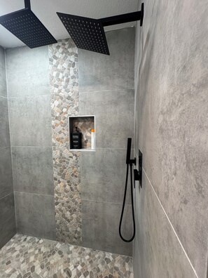 Haartrockner, Handtücher, Seife, Toilettenpapier