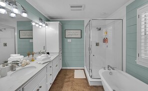 Douche, sèche-cheveux, serviettes fournies, savon