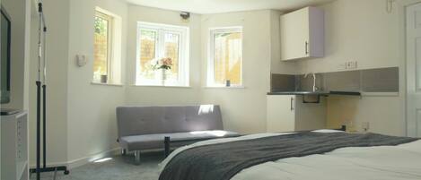 Estúdio conforto, 1 cama de casal, banheiro privativo | Área de estar