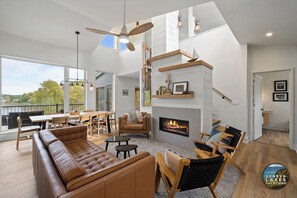 Smart-TV, Kamin, Bücher, Arbeitsbereiche