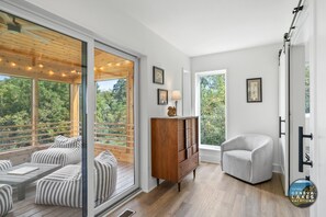 TV connectée, cheminée, livres, espaces bureaux