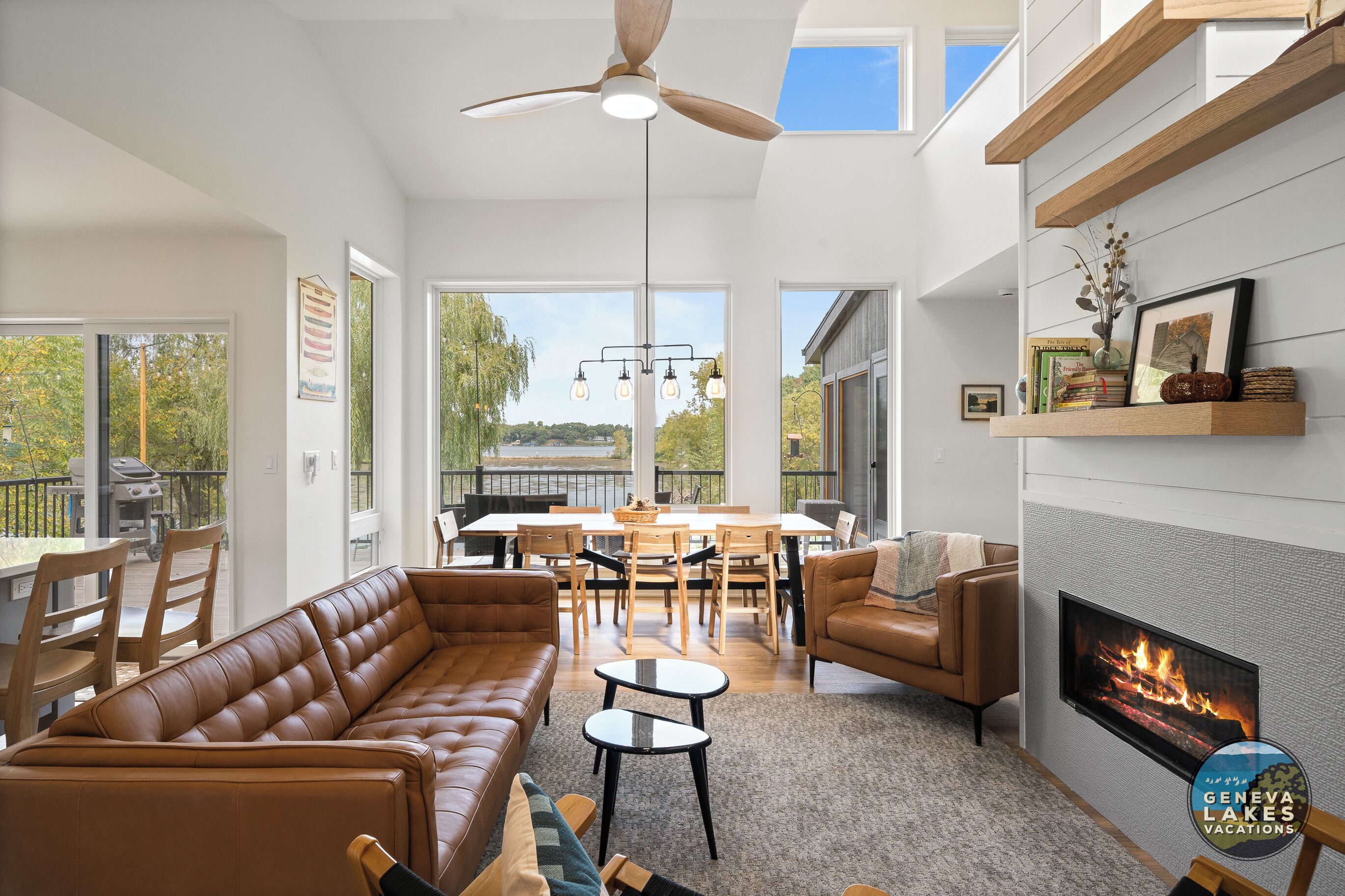 TV connectée, cheminée, livres, espaces bureaux