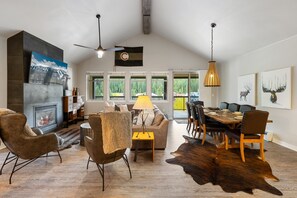 Smart TV, fireplace