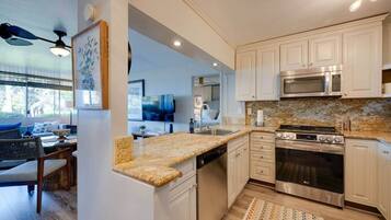 Frigorifero, microonde, forno, piano cottura