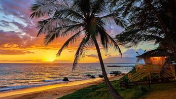 Sulla spiaggia, lettini da mare, teli da spiaggia