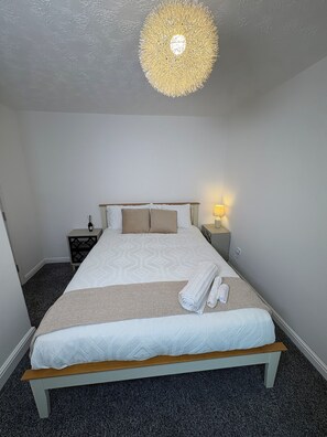 4 habitaciones, tabla de planchar con plancha, wifi y ropa de cama 