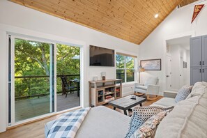 Smart-TV, Kamin, Tischfußball, Bücher