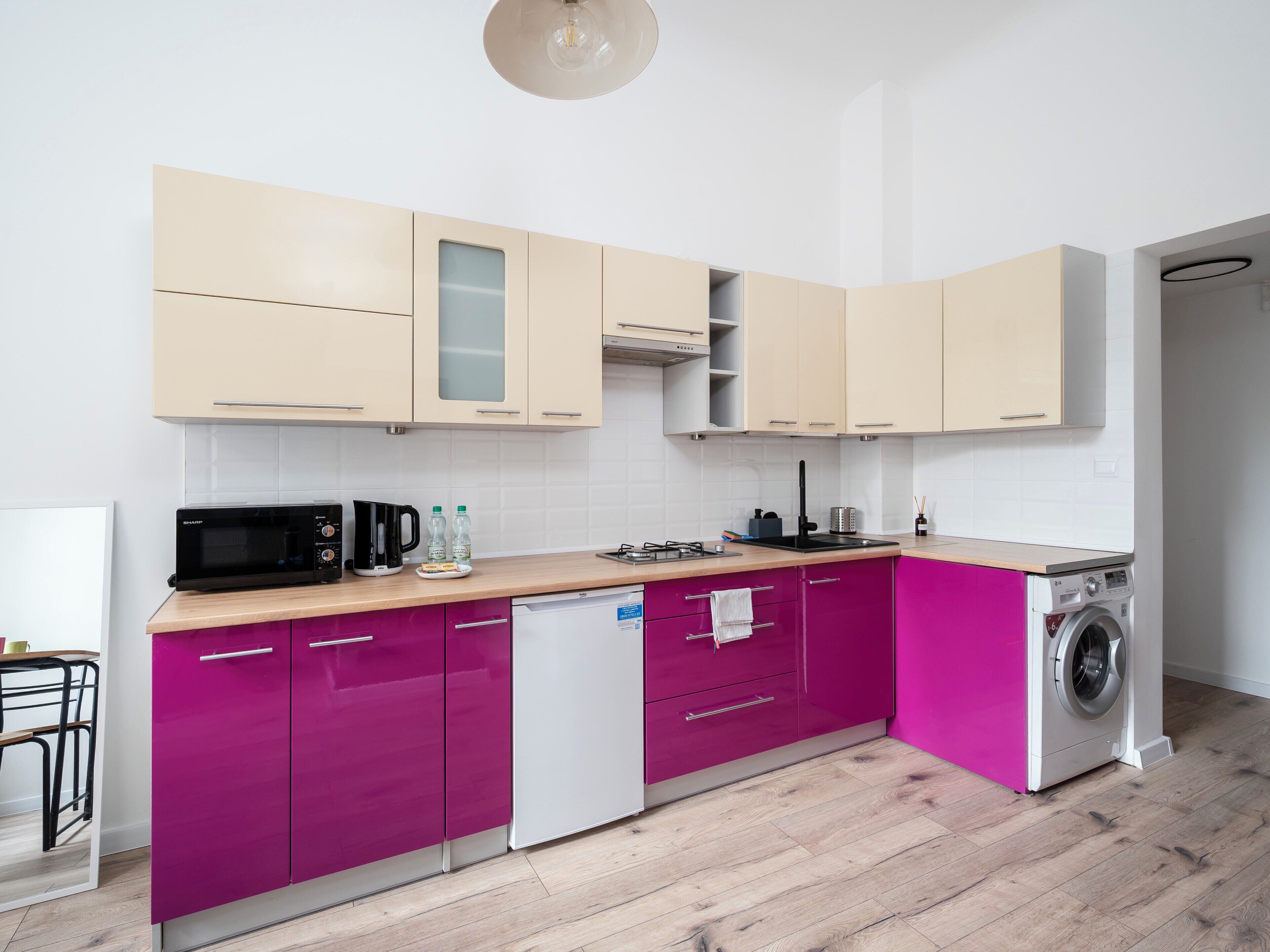 Jääkaappi, mikroaaltouuni, liesi