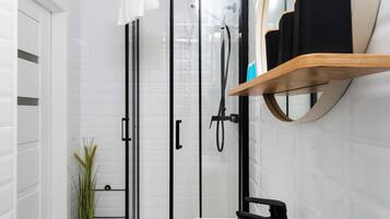 Suihku, hiustenkuivaaja, pyyhkeet