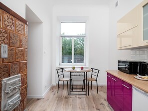 Køleskab, mikrobølgeovn, kogeplade