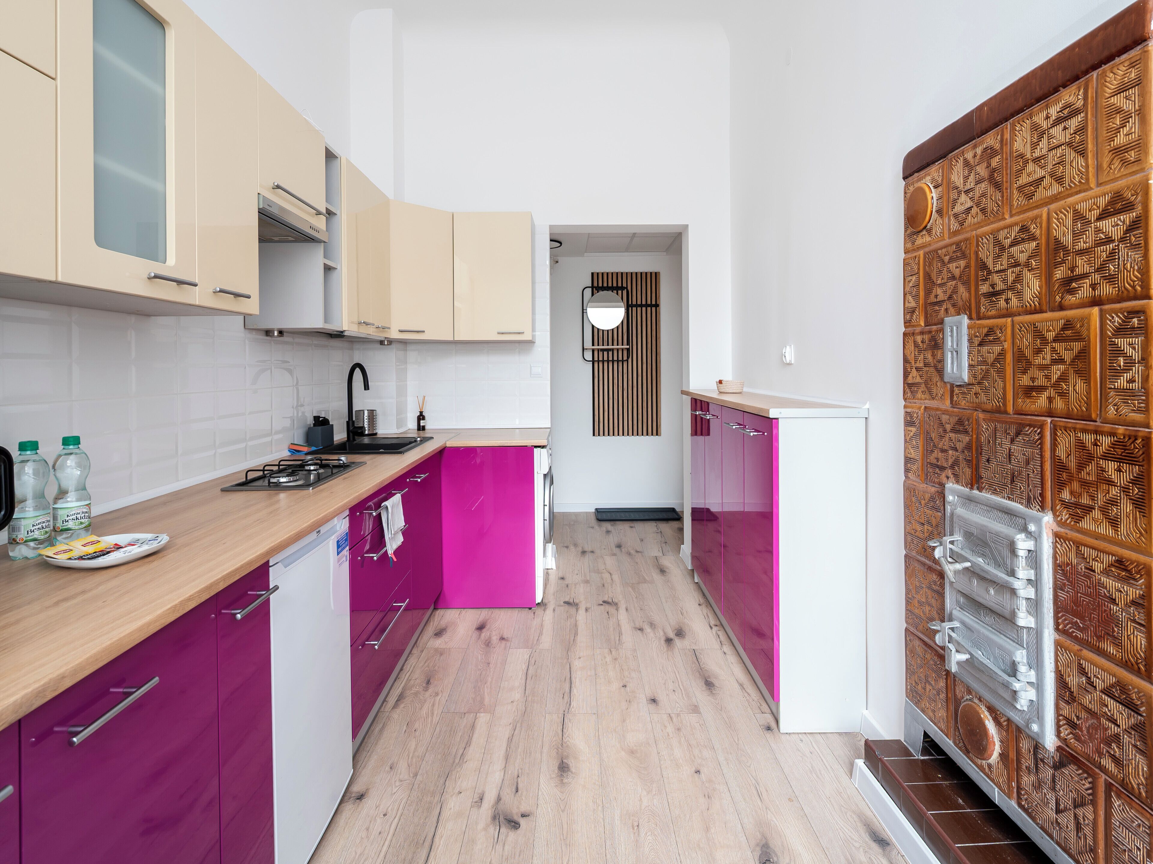 Jääkaappi, mikroaaltouuni, liesi