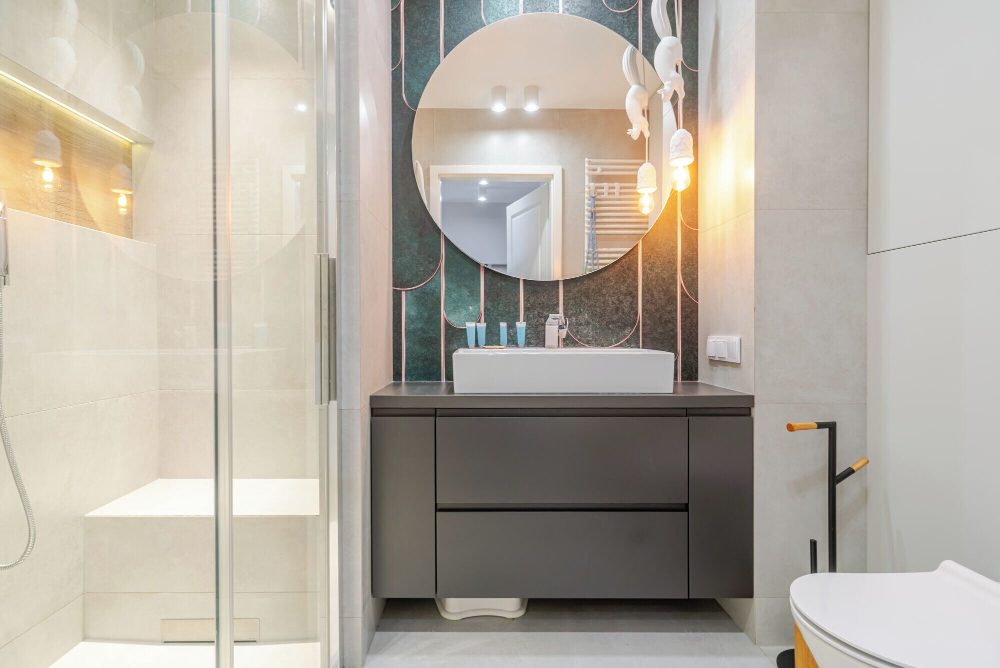 Shower, hair dryer, towels