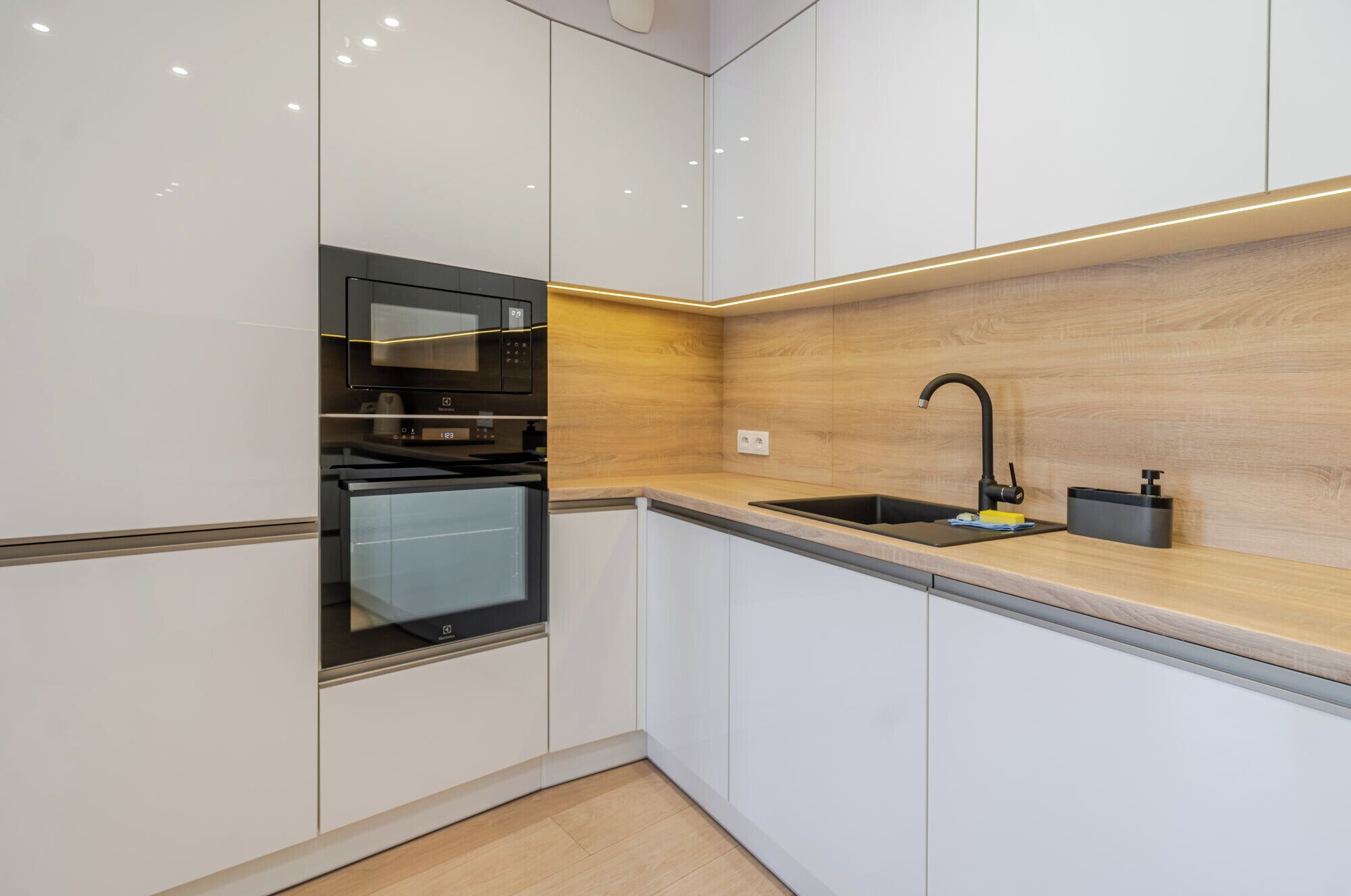 ثلاجة، ميكروويف، فرن، موقد طهي مسطح