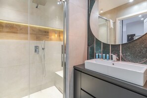 Dusche, Haartrockner, Handtücher