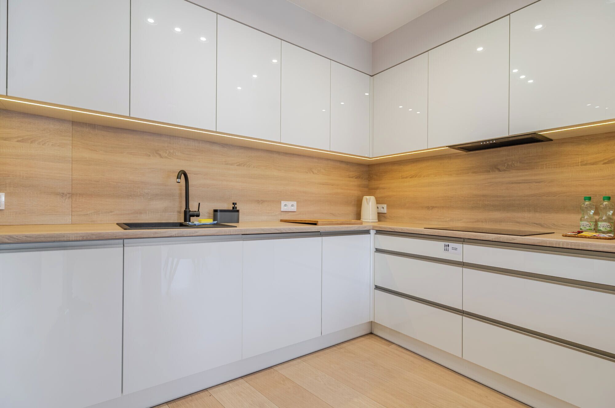 ثلاجة، ميكروويف، فرن، موقد طهي مسطح