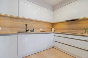 ثلاجة، ميكروويف، فرن، موقد طهي مسطح