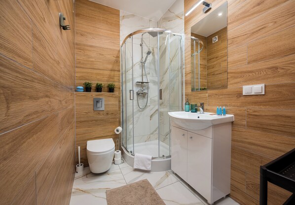 Douche, séchoir à cheveux, serviettes fournies