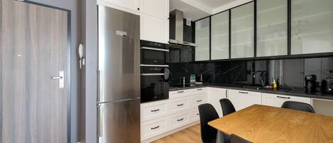 Kühlschrank, Mikrowelle, Ofen, Herdplatte