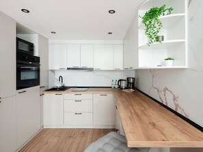 Frigorífico, microondas, horno y placa de cocina