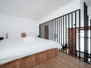 1 dormitorio, tabla de planchar con plancha, wifi y ropa de cama