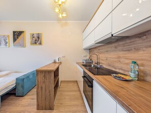 Kjøleskap, ovn, kokeplater og oppvaskmaskin