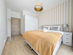 1 dormitorio, tabla de planchar con plancha, wifi y ropa de cama