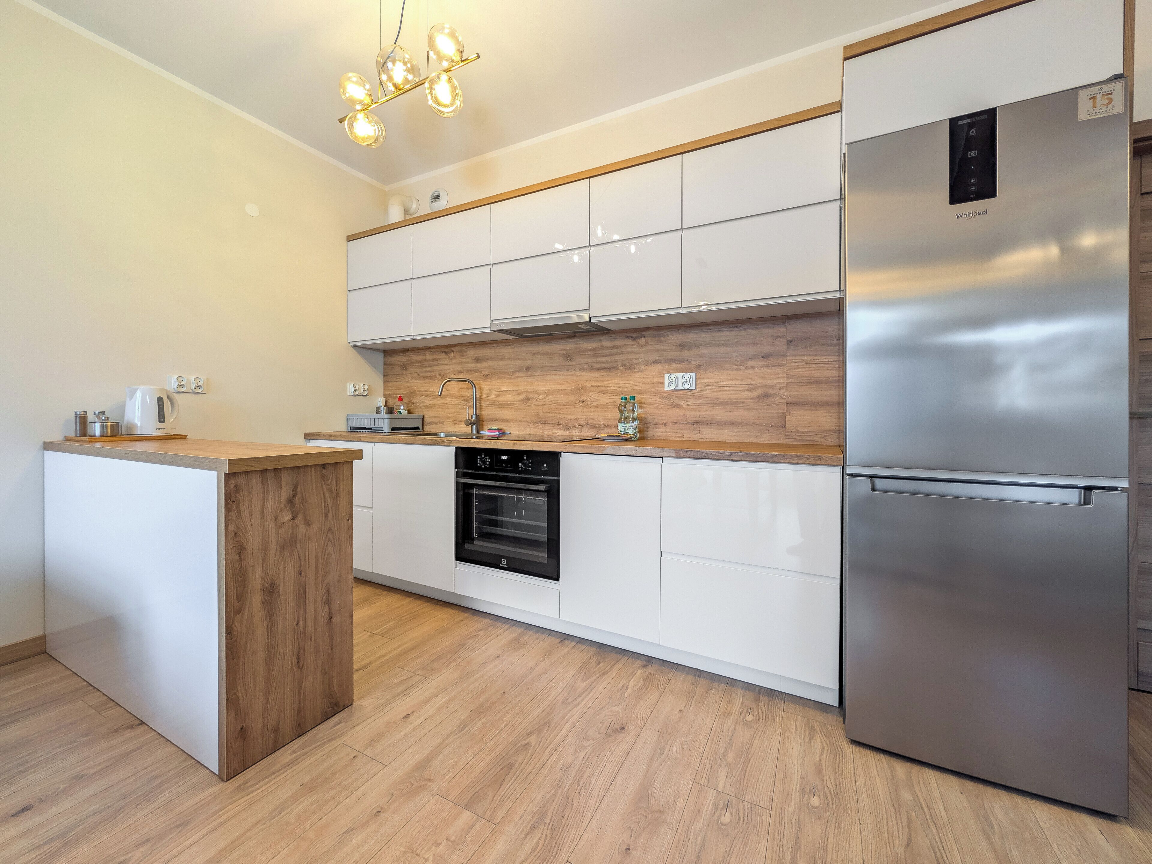 Jääkaappi, uuni, liesi, astianpesukone