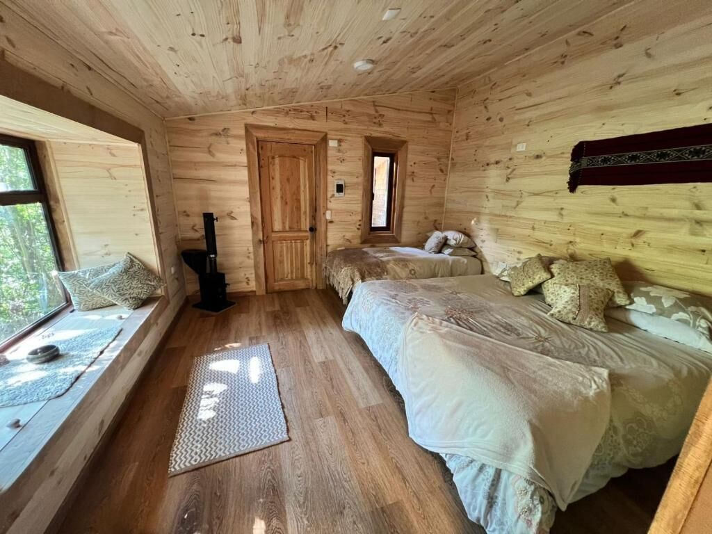 Comfort driepersoonskamer, uitzicht op rivier | Geluiddichte muren, een strijkplank/strijkijzer, gratis wifi