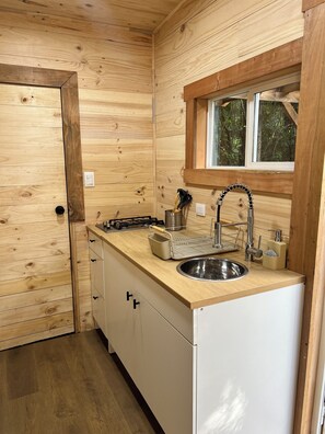 Design Cabin | Private kitchen | Shared fridge - Km 6 River Lodge (Pucón)