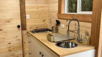 Comfort Studio Suite, Garden View | Private kitchen | Fridge
