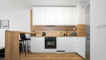 Een koelkast, een oven, een kookplaat, een vaatwasser