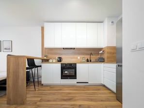 Refrigerador, horno, placa de cocina, lavavajillas