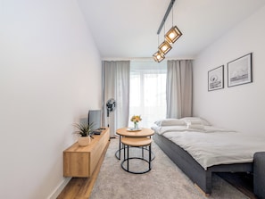Tabla de planchar con plancha, wifi y ropa de cama