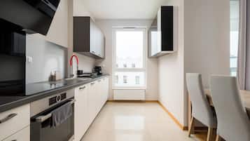 Fridge, oven, stovetop, dishwasher