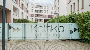 Un bâtiment moderne avec une façade en verre et une enseigne portant l’inscription « Kolka ».