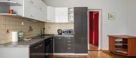 Réfrigérateur, micro-ondes, four, plaque de cuisson