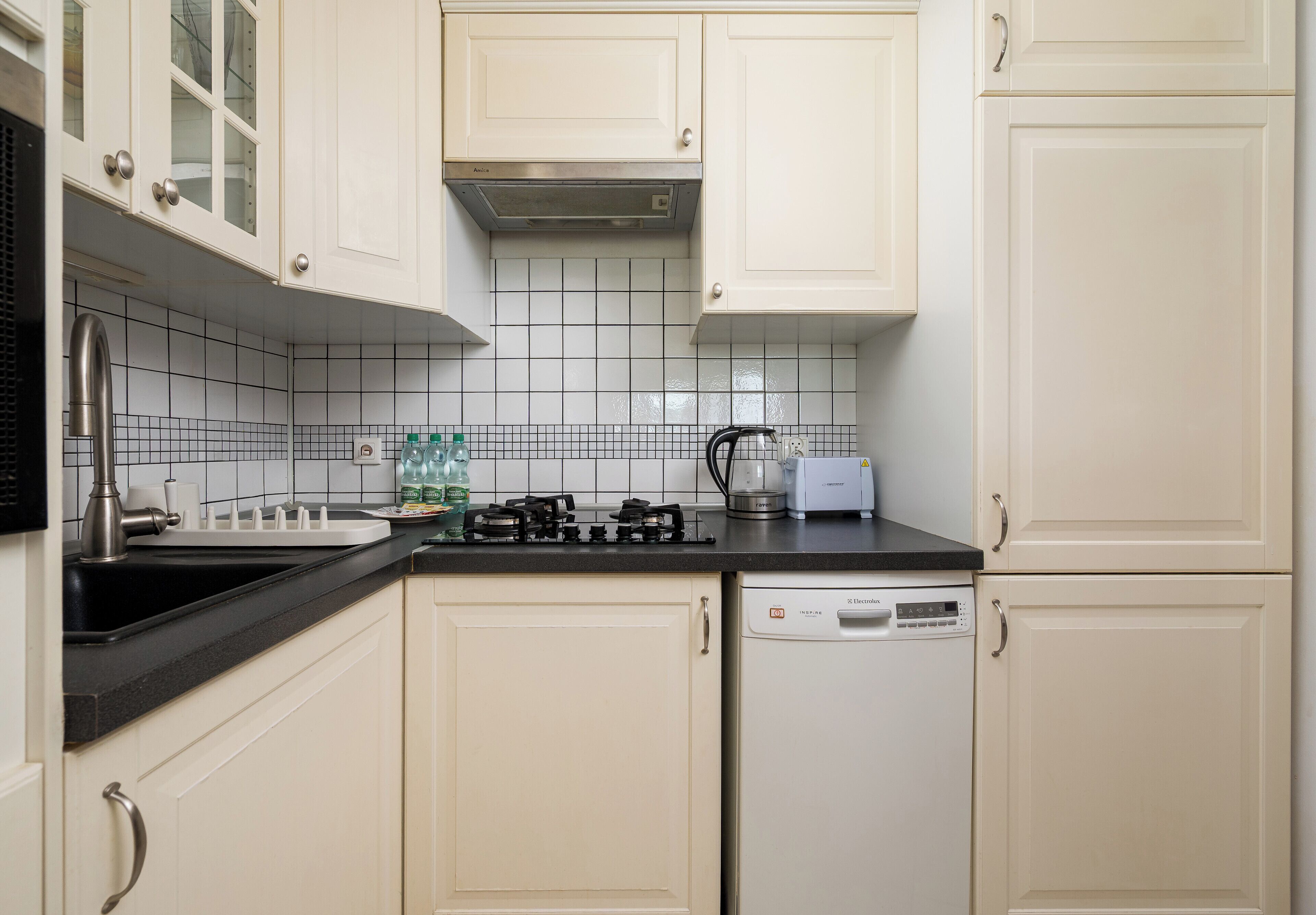 Fridge, microwave, stovetop, dishwasher