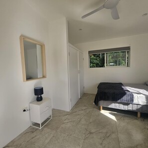 5 عدّة غرف نوم ومكواة/لوح كي وخدمة الإنترنت وملاءات أسرّة