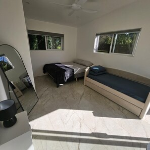 5 bedrooms, iron/ironing board, Internet, bed sheets