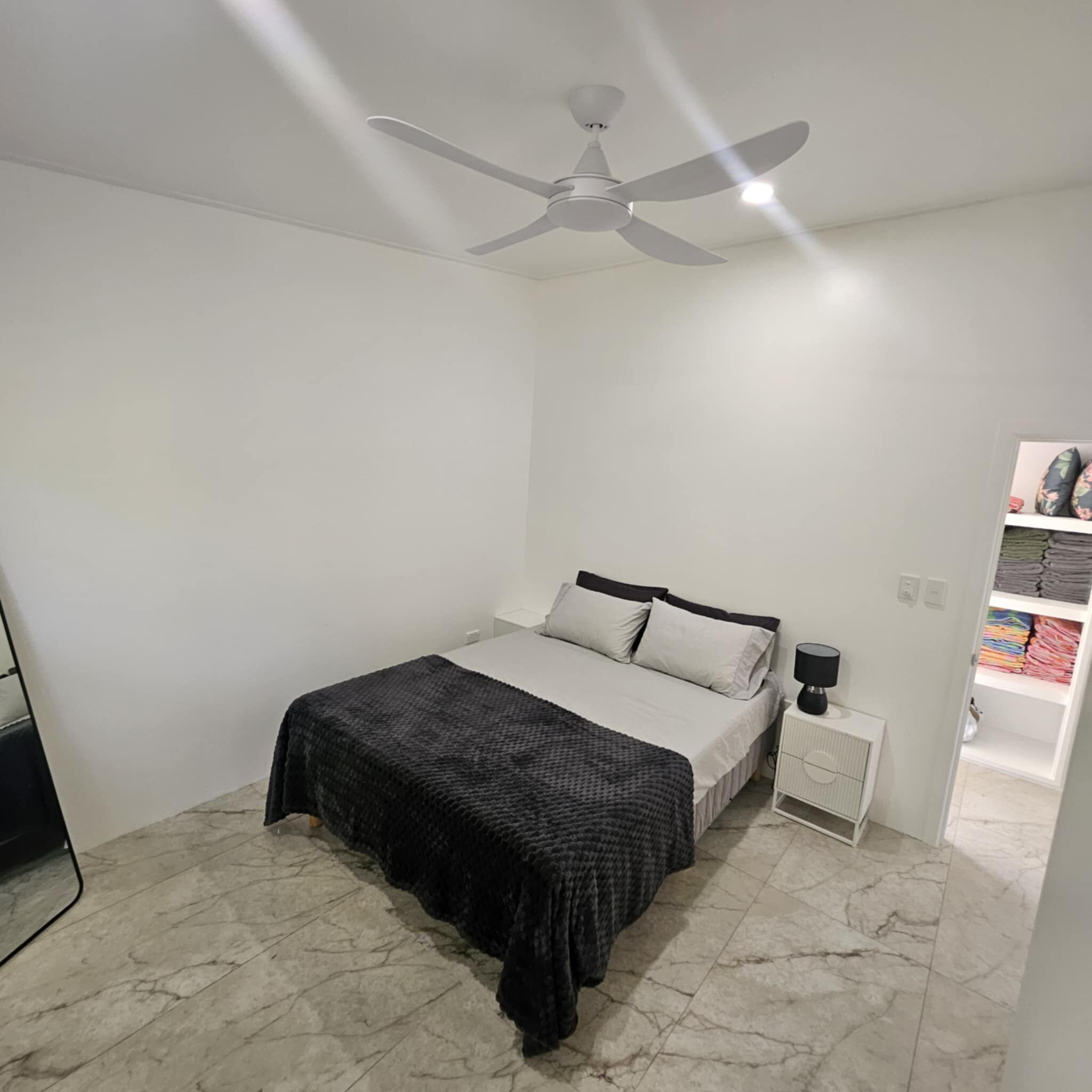 5 bedrooms, iron/ironing board, internet, bed sheets