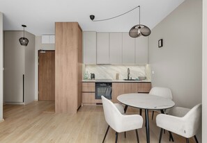 Fridge, oven, stovetop, dishwasher