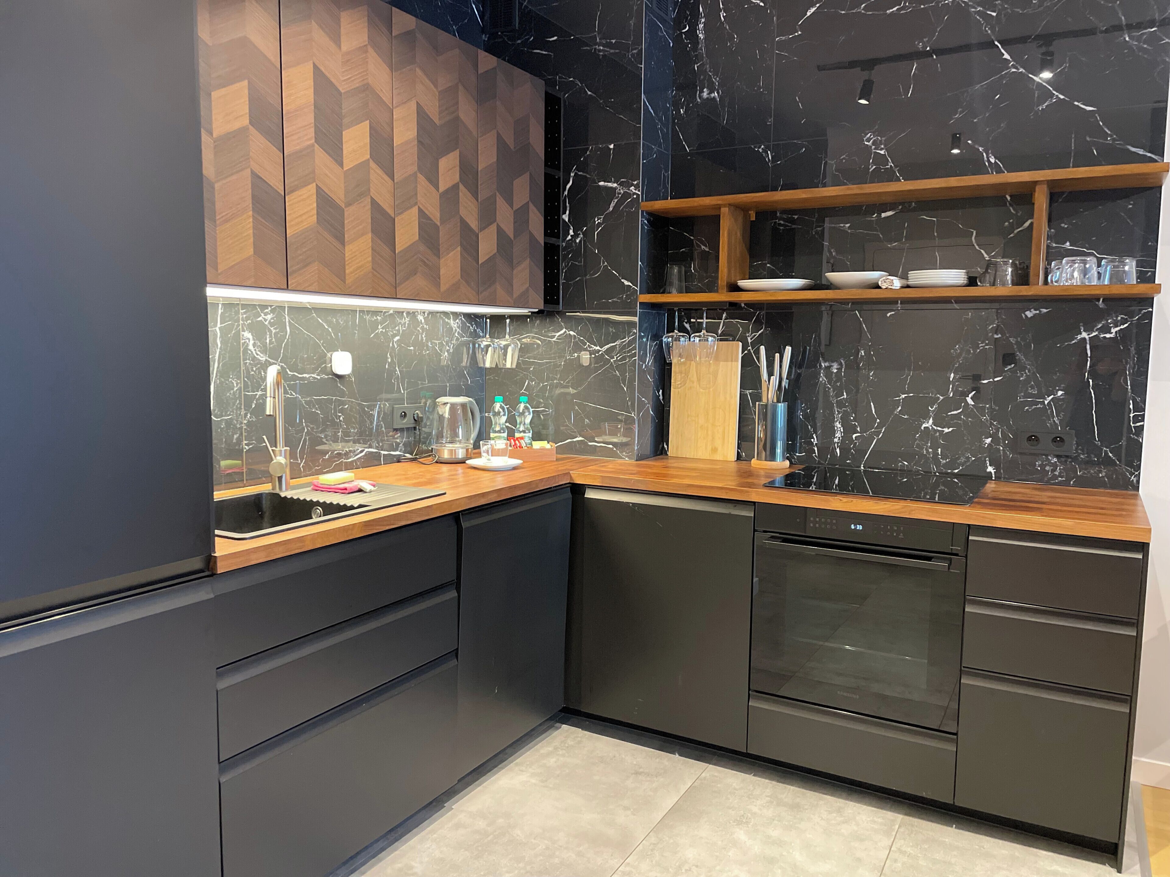 Fridge, oven, stovetop, dishwasher