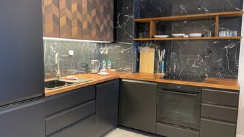 Réfrigérateur, four, plaque de cuisson, lave-vaisselle