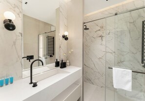 Douche, sèche-cheveux, serviettes fournies