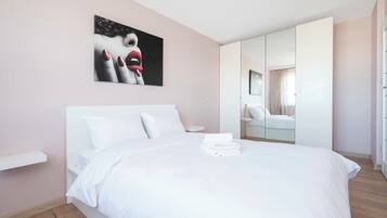 Tabla de planchar con plancha, wifi y ropa de cama
