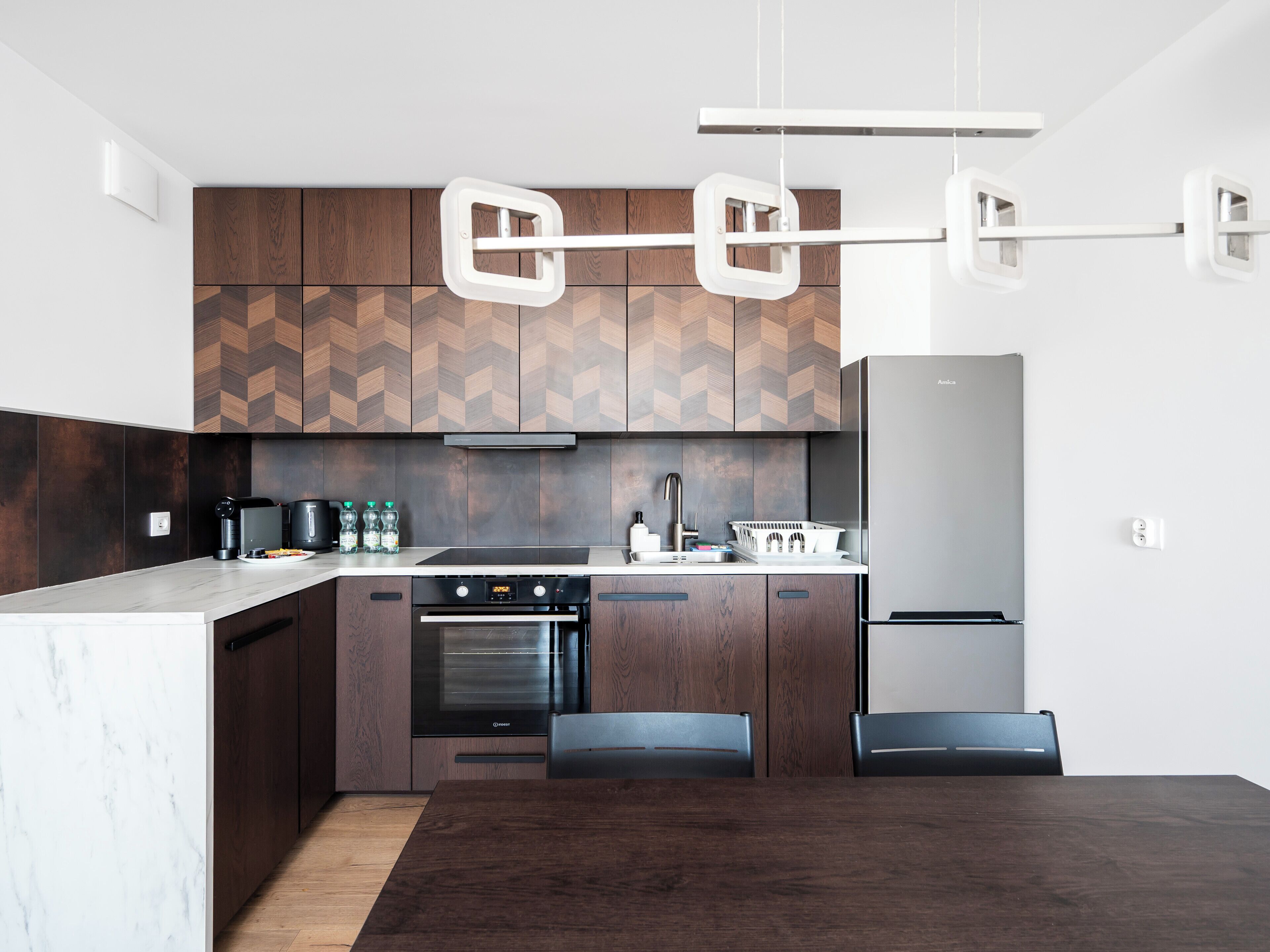 Fridge, oven, stovetop, dishwasher