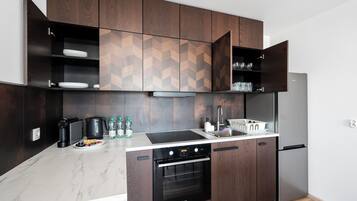 Fridge, oven, stovetop, dishwasher