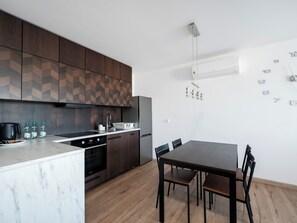 Fridge, oven, stovetop, dishwasher